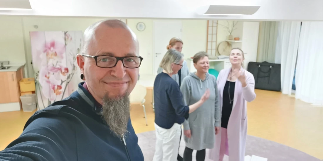 Laiha und Veta – Ausbilderinnen der Jahresausbildung Intuitiv Heilen