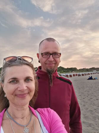 Laiha und Veta am Strand