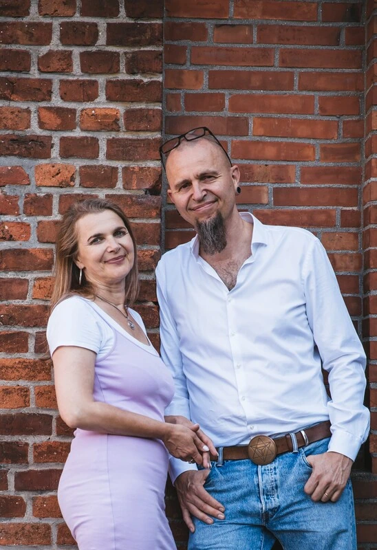 Laiha Bergner-Kietzmann und Veta Kietzmann vor rotem Backstein